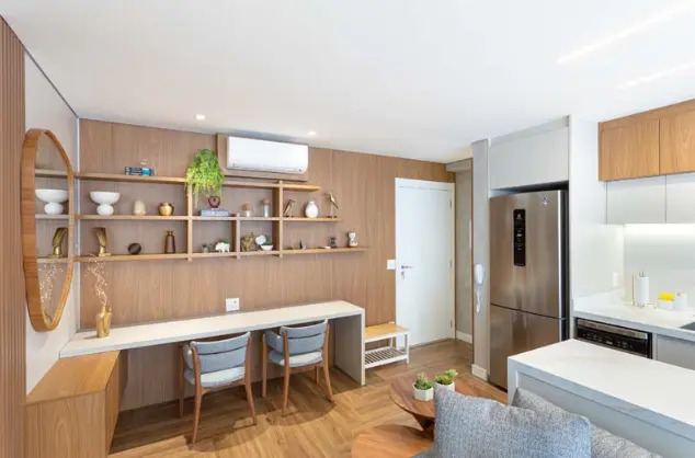 Home office com tons claros e amadeirados neste studio com ambientes integrados – Projeto: Rafaella Grasnoff – Loft 7 Arquitetura – Foto: Dam Mol