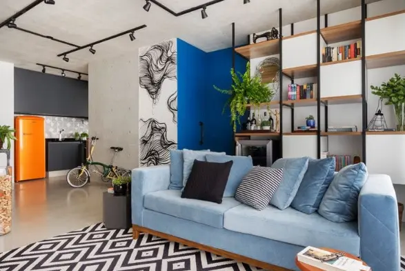 Tons de azul + estilo industrial nesta decoração de casa pequena – Projeto: SP Estúdio | Foto: Rafael Renzo