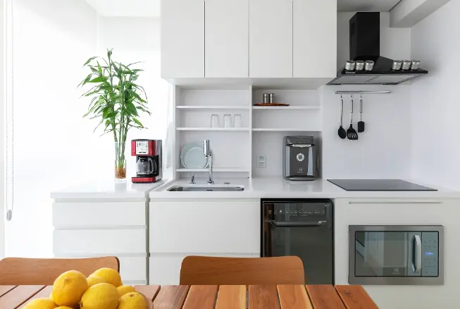 Decoração de cozinha compacta branca minimalista com eletrodomésticos em inox – Projeto: MIS Arquitetura