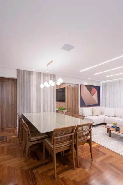 Ambiente integrado com sala de estar e de jantar + tons claros + iluminação estratégica – Projeto: Rafaella Grasnoff – Loft 7 Arquitetura | Foto: Dam Mol