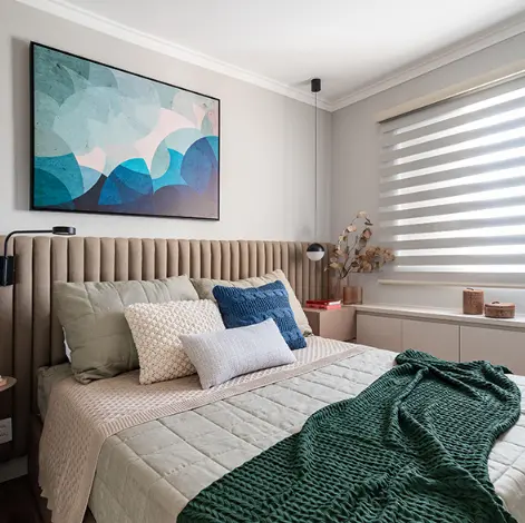 Neutral colors are versatile and safe choices, especially if the masculine bedroom is small. Project by Mageste & Blinovas Arquitetura | Photo by Julia Novoa.