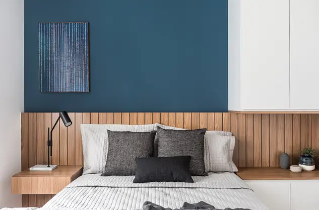 Blue tones and wooden finishes in a modern masculine bedroom. Project by Tulli Studio | Photo by Eduardo Macarios.