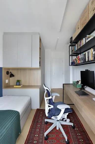 A functional and comfortable masculine bedroom ideal for studying and relaxing. Project by Mandril Arquitetura | Photo by Mariana Orsi @marianaorsifotografia.