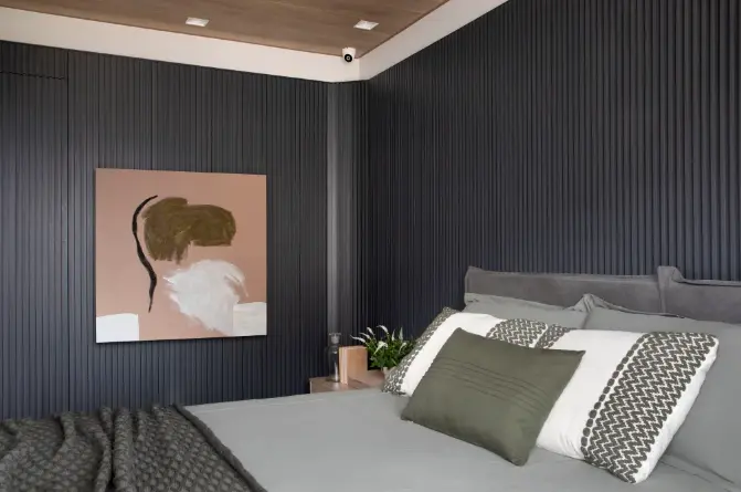 A masculine bedroom emphasizing black tones. Project by Up3 Arquitetura | Photo by Denilson Machado, MCA Estúdio/CASACOR.