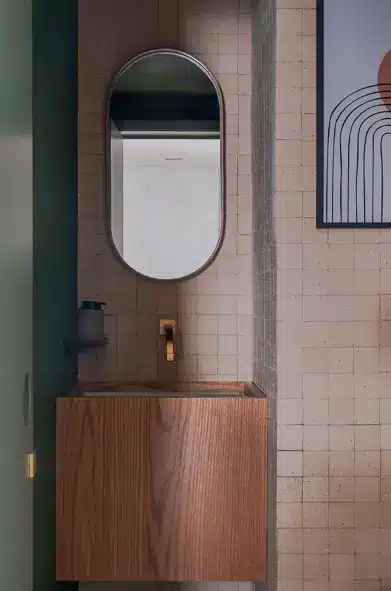 The planned bathroom cabinet is a good option for the small powder room – Project: Mari Milani + Architects | Photo: Erika Urbino