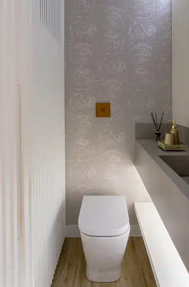 Sculpted sink + wallpaper + sober tones + reed diffuser – Project: Mari Milani + Architects | Photo: Rafael Ramos