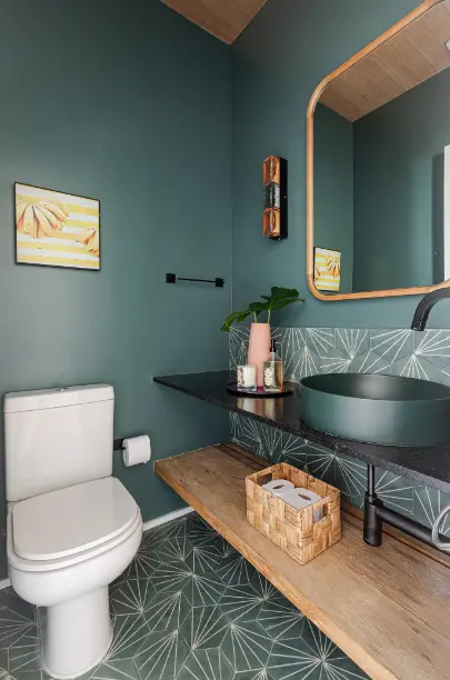 Baskets, niches, and hooks help expand storage in the small powder room – Project: Duda Senna | Photo: Gisele Rampazzo