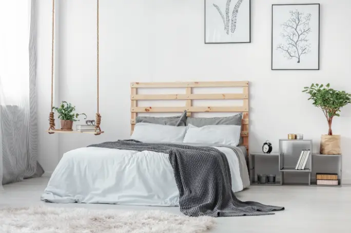 Ideias de cabeceira para fazer: paletes é econômico e ideal para um décor rústico – Foto: Shutterstock