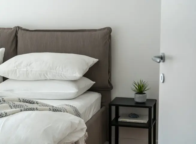 Ideias de Cabeceira para fazer: almofadas podem ser penduradas ou presas a uma placa de madeira – Foto: Pexels
