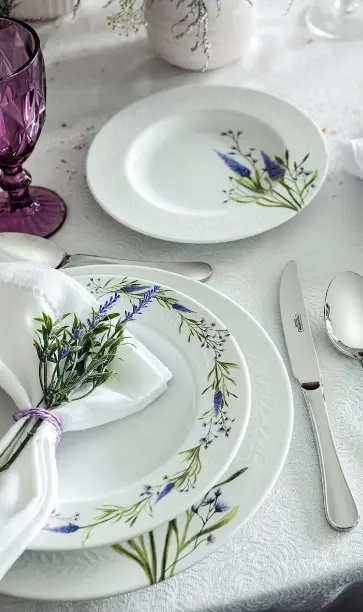 Prato de porcelana branca com detalhes florais é delicado e romântico.