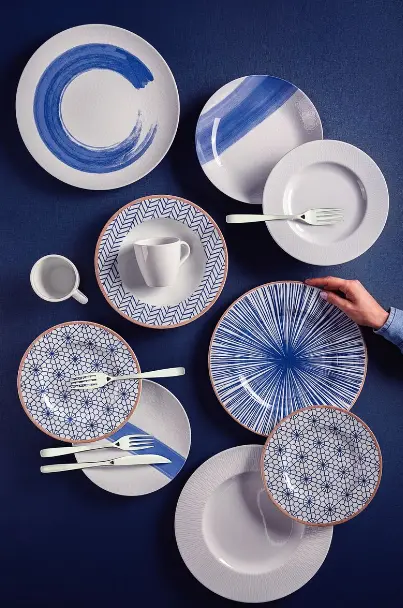 Pratos azuis e brancos criam um décor sofisticado e atemporal.