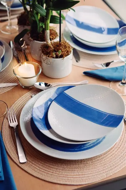 Combine pratos de porcelana azuis com guardanapos na mesma tonalidade.