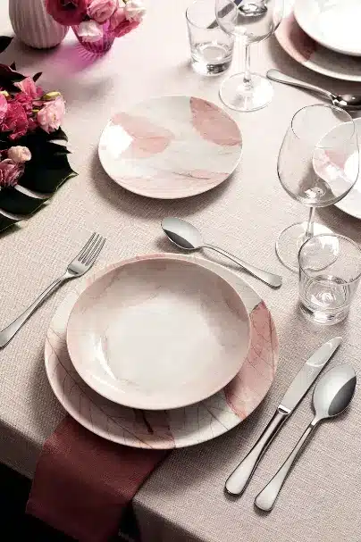 Pratos de porcelana rosa são perfeitos para encontros românticos e ocasiões especiais.