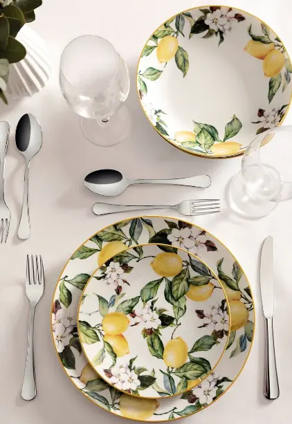 Use pratos de porcelana como centros de mesa ou bandejas decorativas, adicionando velas ou flores para um toque especial.