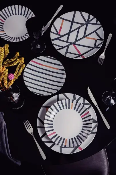 Opte por pratos de porcelana com padrões geométricos para um visual contemporâneo.