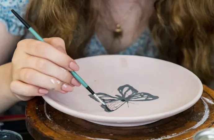Com materiais simples, é possível decorar pratos de porcelana em casa.