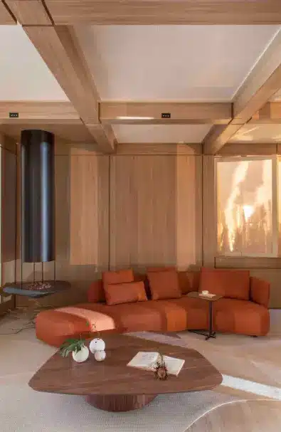 A madeira protagoniza esta sala com sofá terracota – Projeto: Quintino Facci Arquitetos | Foto: Felipe Araújo/CASACOR