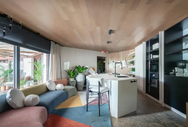 Um espaço intimista com tons de preto e cor palha – Projeto: Hecher Yllana Arquitetos | Cristiano Bauce/CASACOR