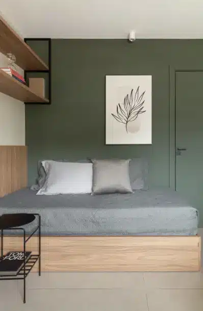 Para um quarto de casal pequeno, o ideal é usar uma cama de casal comum – Projeto: Tulli Studio | Foto: @ewersmarth