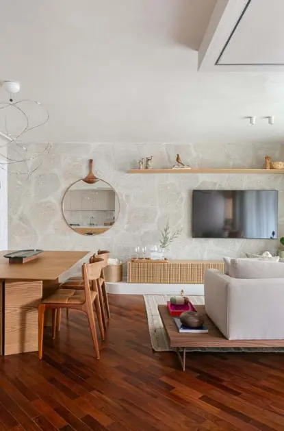 Você pode usar o espelho na sala como um elemento para ampliar o ambiente – Projeto: Fenda Arquitetura | Foto: Gisele Rampazzo