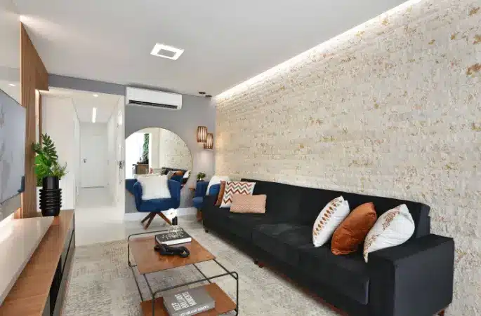 Espelhos redondos na sala suavizam o ambiente com suas linhas curvas – Projeto: Dbale Arquitetura | Foto: Sidney Doll