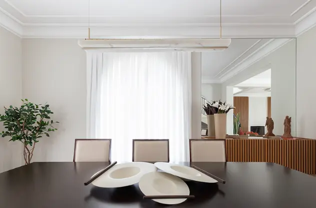 Espelhos com formas orgânicas são perfeitos para completar um décor moderno e dinâmico – Projeto: Fenda Arquitetura | Foto: Gisele Rampazzo