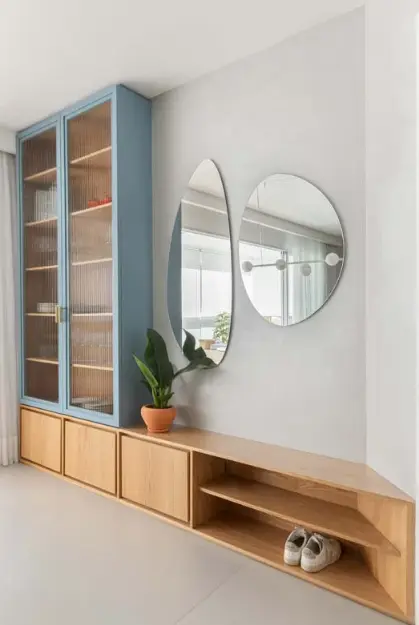 É importante decidir se o espelho na sala é apenas decorativo ou se vai ampliar o espaço – Projeto: Natália Zambenedetti | Foto: Fabio Jr Severo