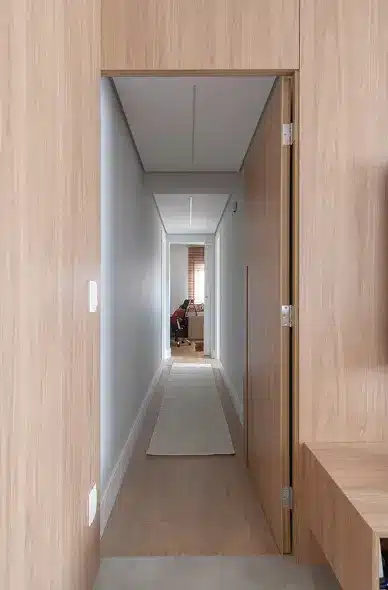 Essa porta de madeira maciça é o equilíbrio perfeito entre funcionalidade e modernidade – Projeto: Mandril Arquitetura | Foto: Diego Wic @diegowicfoto