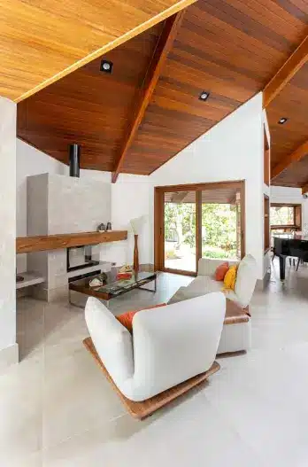 Integrando a beleza clássica da madeira com a modernidade do vidro, esta porta de madeira para sala encanta e ilumina o espaço – Projeto: Loft 7 Arquitetura | Foto: Dam Mol