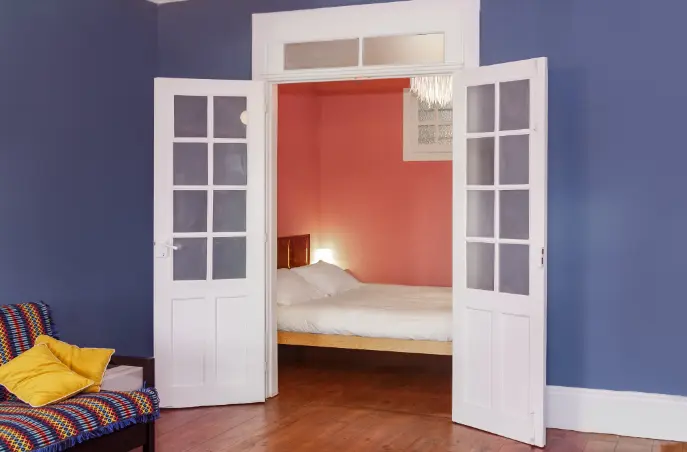 A porta balcão de madeira pode ser usada em varandas ou como divisórias elegantes dentro de casa – Foto: Shutterstock