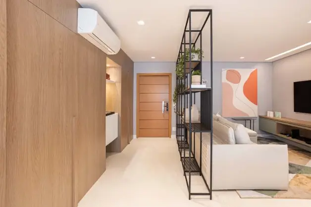 Esta porta de madeira acrescenta calor e modernidade à entrada do apartamento – Projeto: Loft 7 Arquitetura | Foto: Dam Mol