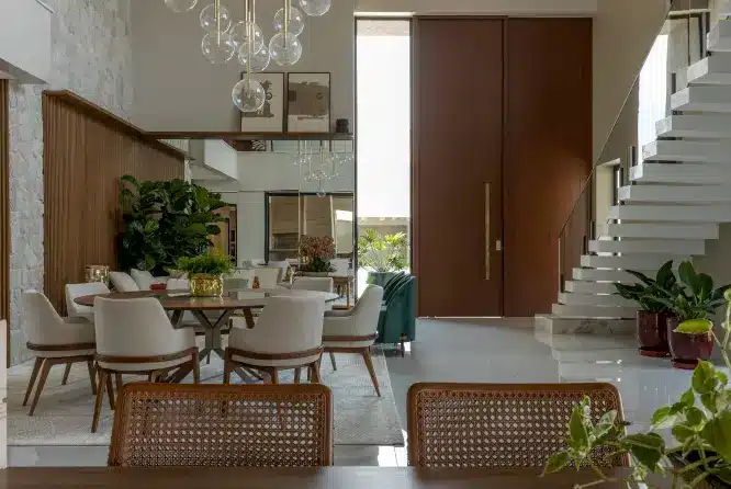 Porta de madeira maciça é a melhor opção quando o assunto é segurança – Projeto: SabackMunhoz Arquitetura | Foto: Edgard Cesar