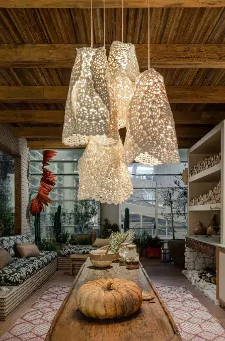 Lustre para sala de crochê é destaque neste espaço inspirado no clima da fazenda.
