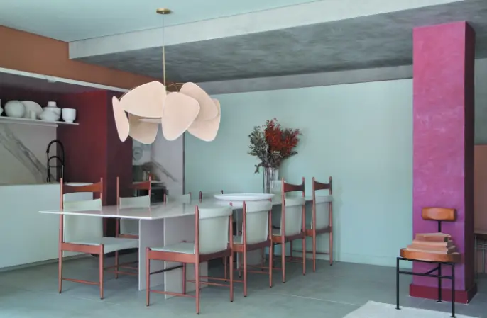 Lustre para sala assimétrico + paredes coloridas.