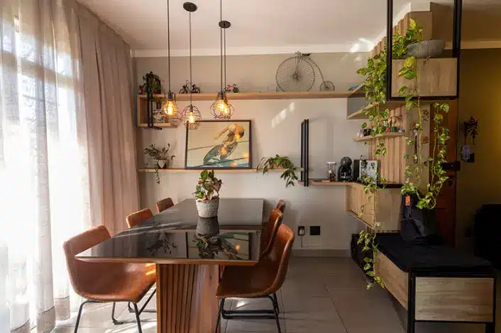 Lustres para sala em estilo industrial combinam com decorações urbanas e modernas.