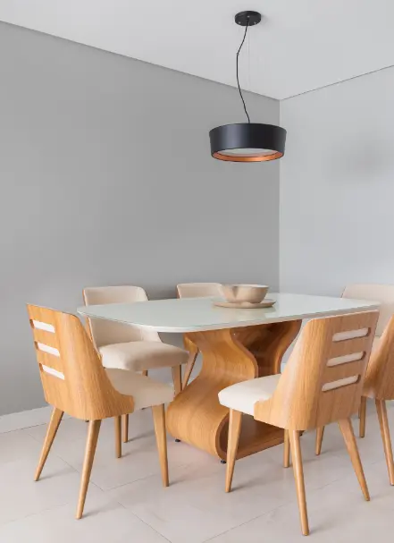 Pendure o lustre para sala de jantar a uma altura de 75 a 90 cm acima da mesa.
