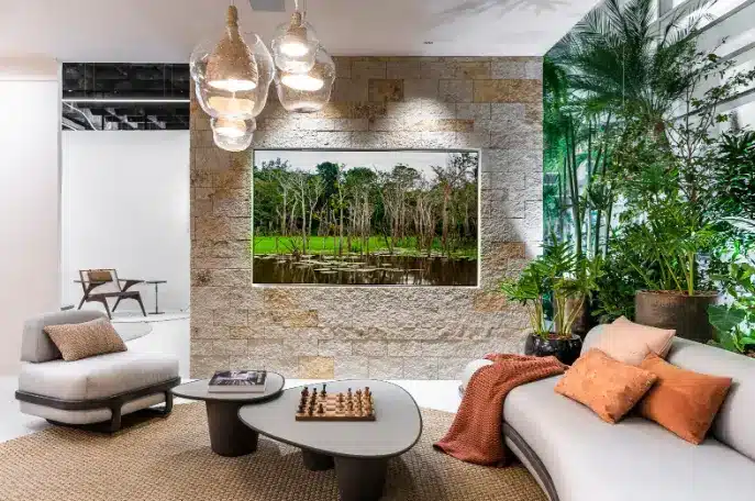Este lustre para sala de estar é feito de palha natural trançada com uma cúpula de vidro.