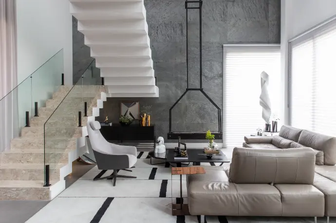 Arquiteto de interiores organiza espaços internos focando em funcionalidade e estética, selecionando móveis e tendências.
