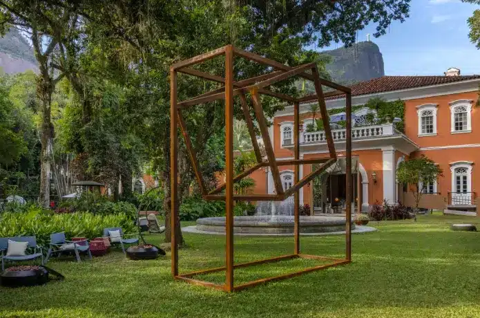 Arquiteto paisagista usa a arte do paisagismo para criar jardins charmosos e adaptados ao clima local.