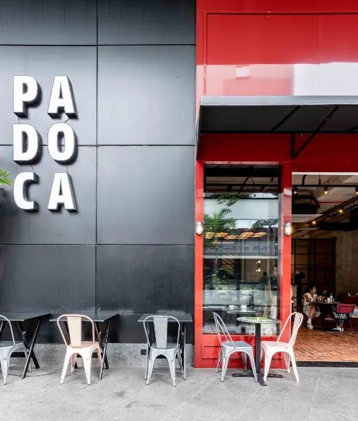 Arquiteto comercial projeta espaços que destacam a marca da empresa, melhorando o ambiente de trabalho e atração de clientes.