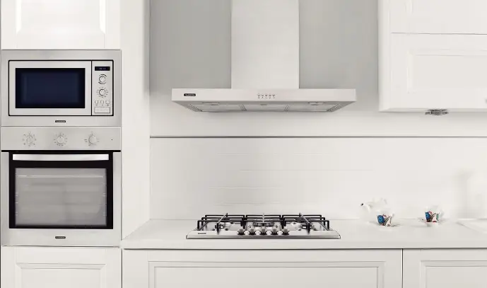 Coifa de Parede Tramontina New Dritta Wall 90 em Aço Inox 90 cm apresenta um motor que acompanha um dispositivo de desligamento automático em casos de superaquecimento.