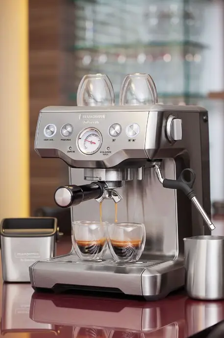 Cafeteira Elétrica Tramontina by Breville Express em Aço Inox 1,8 L é perfeita para preparar cafés cremosos.