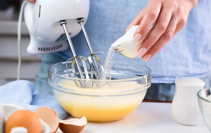 A batedeira facilita a mistura de ingredientes de forma homogênea e te ajuda a economizar tempo.