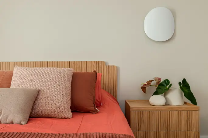 Uma cabeceira ripada simples, com ripas de madeira verticais ou horizontais, adiciona textura e personalidade ao quarto, criando um design