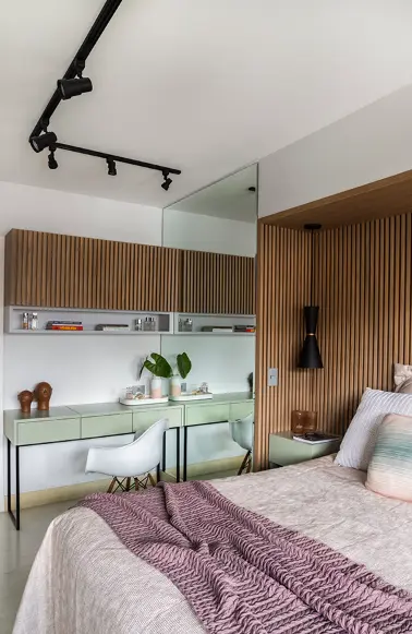 Você pode fazer a cabeceira ripada no tamanho da cama ou cobrindo a parede inteira – Projeto: Mageste & Blinovas Arquitetura | Foto: Henrique Hansmann