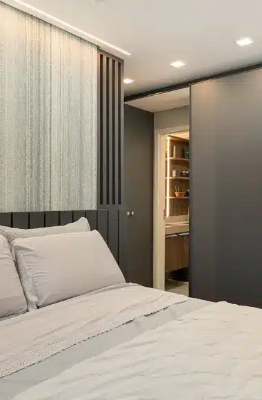Cabeceira ripada moderna com ripas de madeira verticais na cor cinza chumbo – Projeto: CC5 Arquitetura e Interiores | Foto: Ark Fotografia