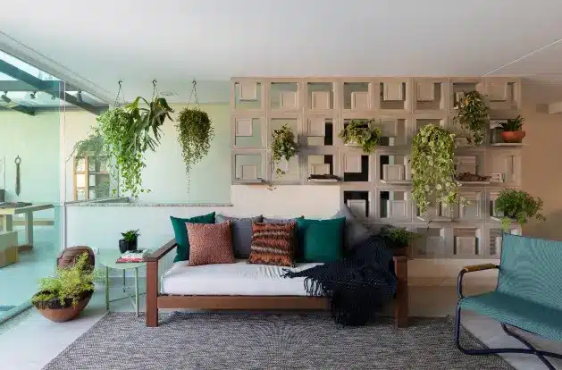 Defina uma paleta de três a quatro cores que complementam os elementos existentes, usando diferentes tonalidades para criar harmonia e equilíbrio – Projeto: Mageste & Blinovas Arquitetura | Foto: Julia Novoa