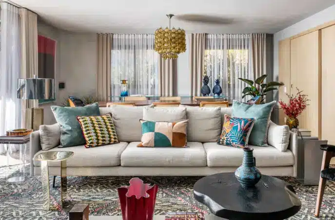 Combine diferentes estampas e texturas em almofadas coloridas, misturando lisas com estampadas e texturizadas, como veludo, linho ou tricô – Projeto: Diego Revollo | Foto: Renato Navarro