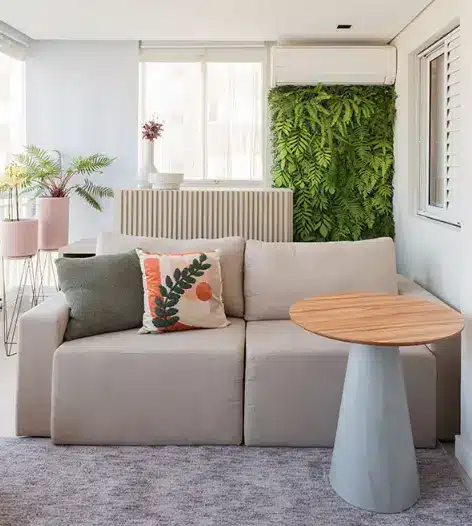 Almofadas coloridas se destacam ambientes neutros, por isso, use cores vibrantes para contraste ou tons complementares de arte para impacto visual – Projeto: Mari Milani + Arquitetas | Foto: Erika Urbino