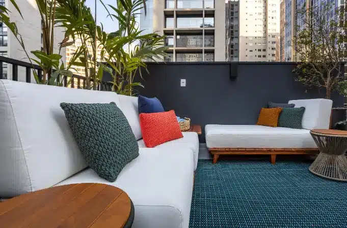 Escolha almofadas coloridas com enchimentos de alta qualidade para conforto duradouro e suporte – Projeto: Duda Senna | Foto: Jp Image